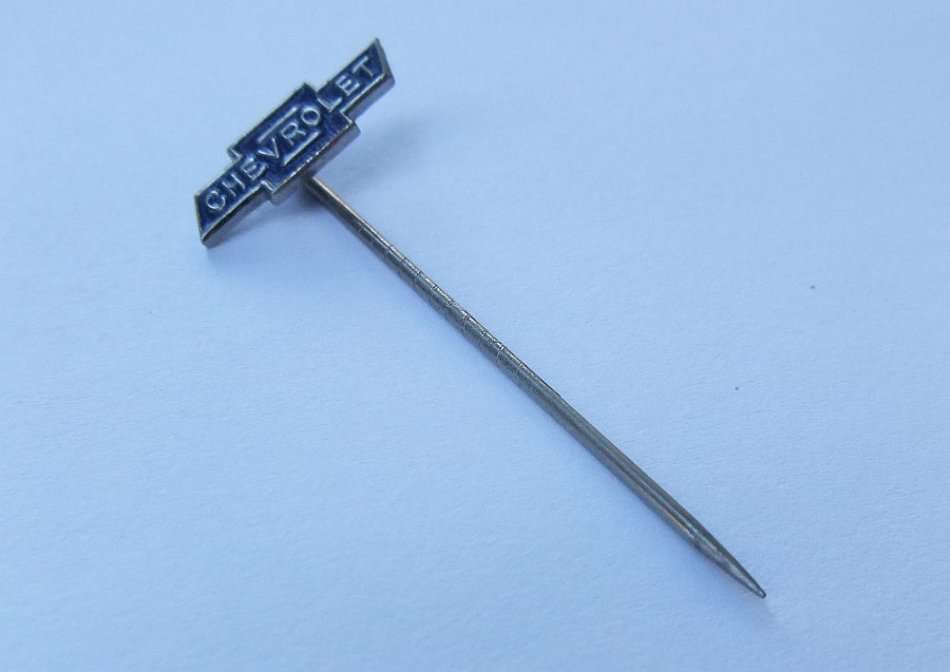R1 START !! A RARE VINTAGE CHEVROLET LAPEL ADVERTISING PIN