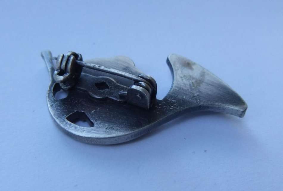 A VINTAGE METAL FRENCH HORN PIN / BROOCH