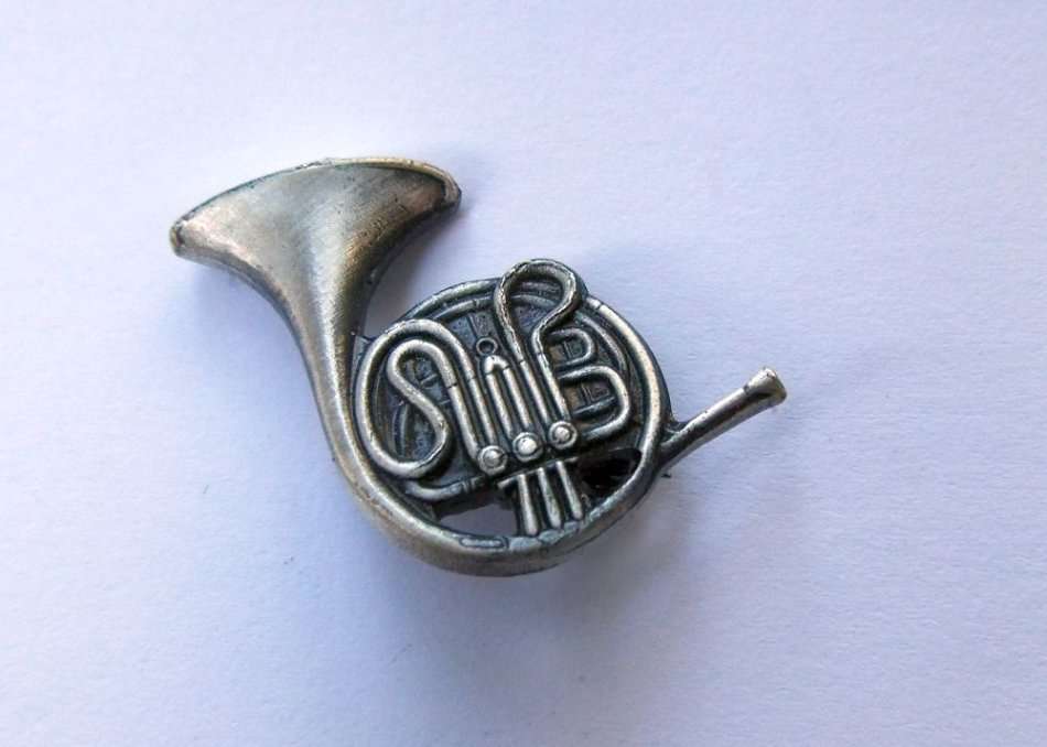 A VINTAGE METAL FRENCH HORN PIN / BROOCH