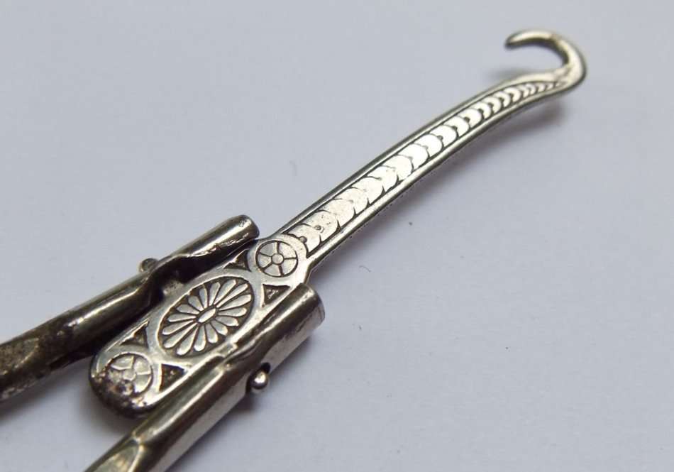 A VICTORIAN ERA FOLDABLE BUTTON HOOK