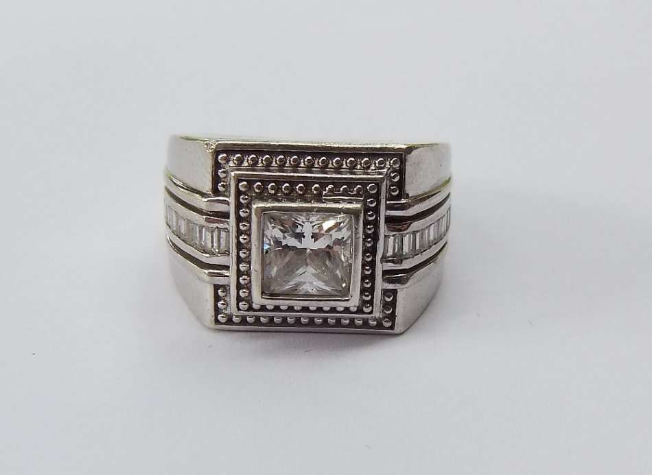 A SUPERIOR QUALITY SOLID STERLING SILVER RING SET WITH FACETED BAGUETTE CUT STONES AND A SQUARE CZ