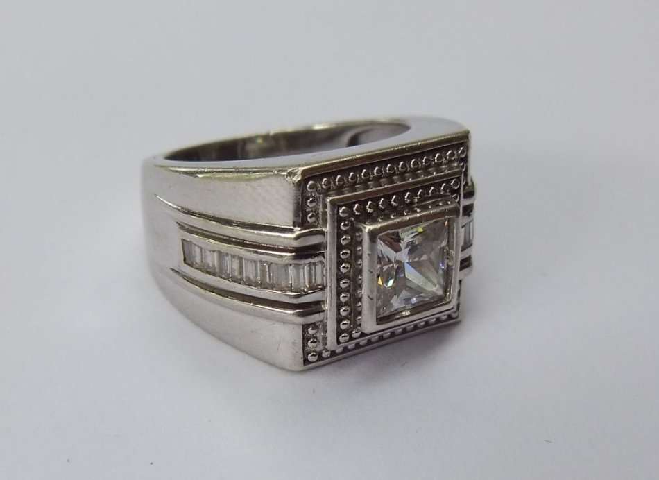 A SUPERIOR QUALITY SOLID STERLING SILVER RING SET WITH FACETED BAGUETTE CUT STONES AND A SQUARE CZ