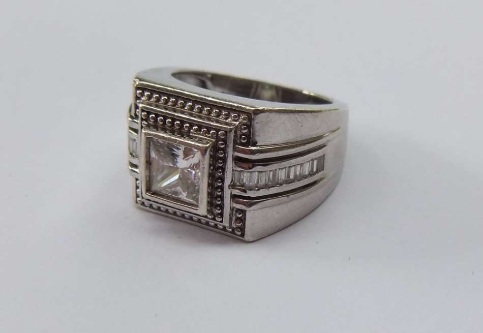 A SUPERIOR QUALITY SOLID STERLING SILVER RING SET WITH FACETED BAGUETTE CUT STONES AND A SQUARE CZ