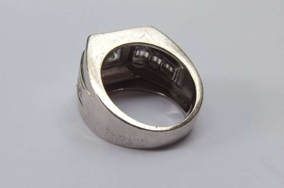 A SUPERIOR QUALITY SOLID STERLING SILVER RING SET WITH FACETED BAGUETTE CUT STONES AND A SQUARE CZ