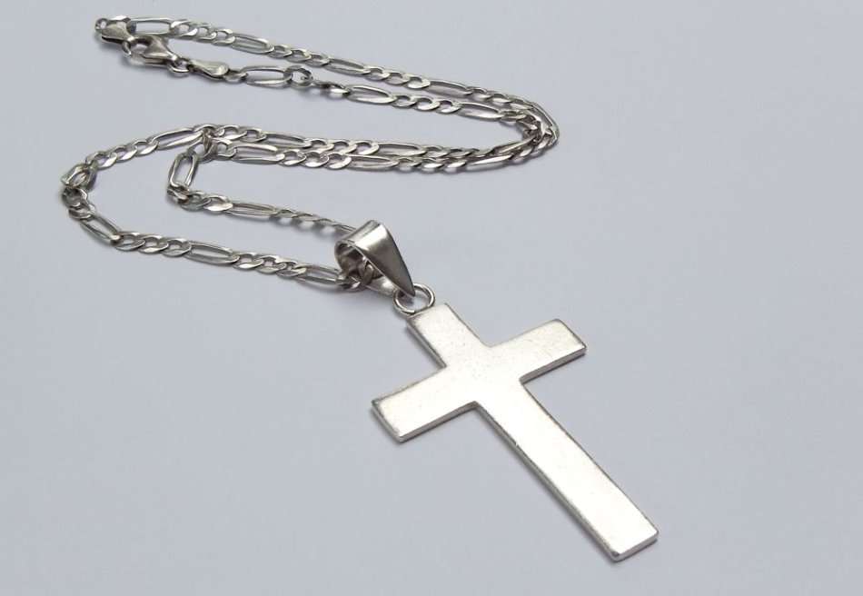 A GOOD QUALITY STERLING SILVER FIGARO STYLE NECKLACE WITH A SOLID STERLING SILVER CROSS PENDANT !!