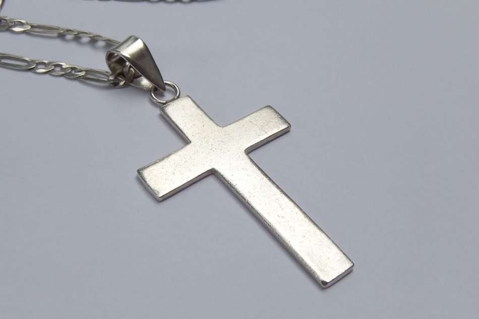 A GOOD QUALITY STERLING SILVER FIGARO STYLE NECKLACE WITH A SOLID STERLING SILVER CROSS PENDANT !!