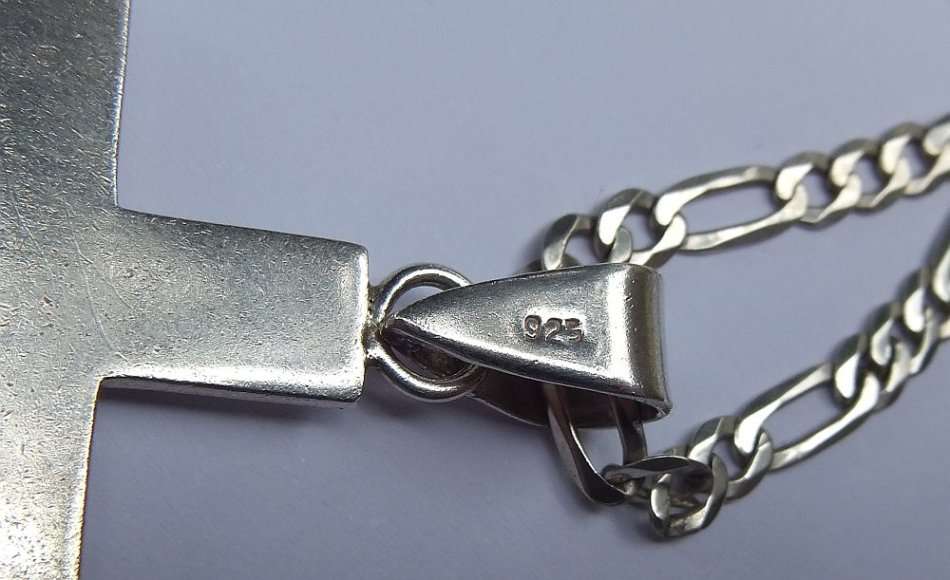 A GOOD QUALITY STERLING SILVER FIGARO STYLE NECKLACE WITH A SOLID STERLING SILVER CROSS PENDANT !!