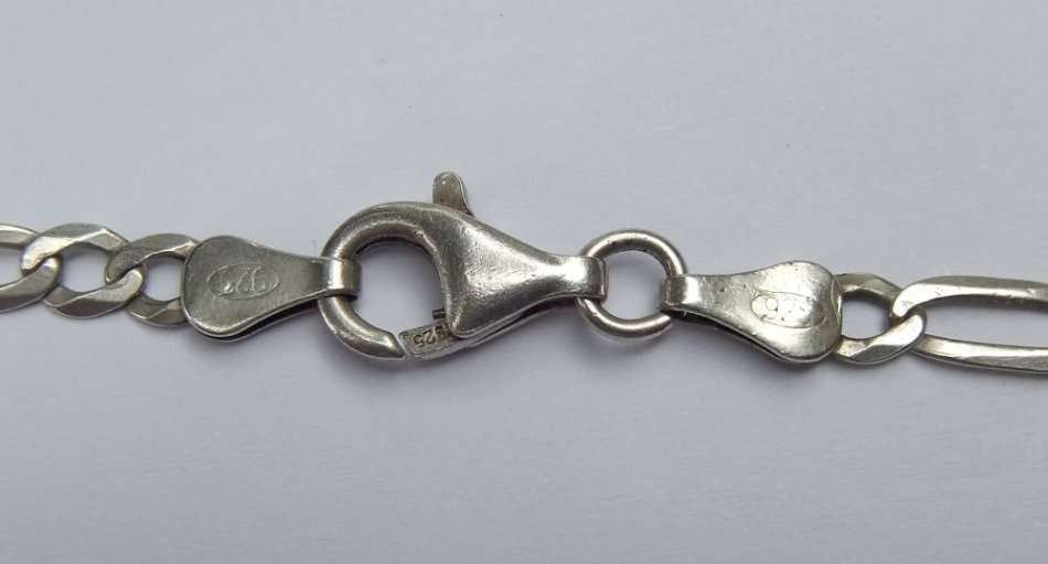 A GOOD QUALITY STERLING SILVER FIGARO STYLE NECKLACE WITH A SOLID STERLING SILVER CROSS PENDANT !!