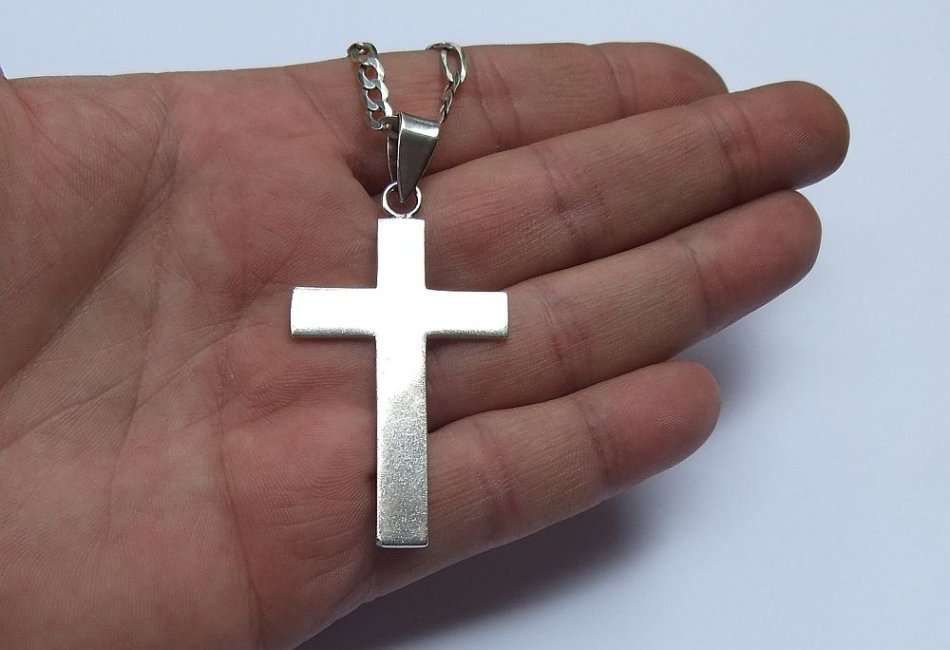 A GOOD QUALITY STERLING SILVER FIGARO STYLE NECKLACE WITH A SOLID STERLING SILVER CROSS PENDANT !!