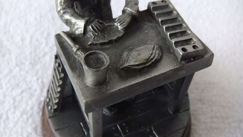MADE FOR P.G.C HAJENIUS CIGARS OF AMSTERDAM !! A PEWTER STATUE OF A CIGAR ROLLER !! STAMPED !! WOW !