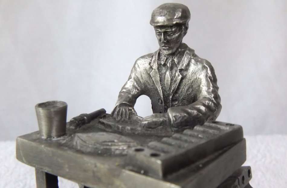 MADE FOR P.G.C HAJENIUS CIGARS OF AMSTERDAM !! A PEWTER STATUE OF A CIGAR ROLLER !! STAMPED !! WOW !