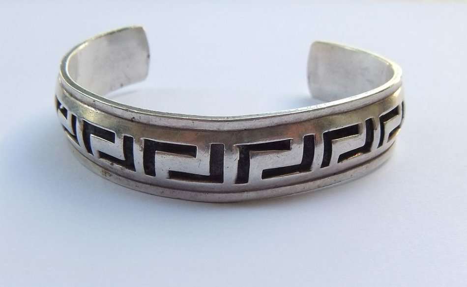 OH MY SOUL !! I`D WEAR IT !! A SOLID STERLING SILVER GREEK PATTERN CUFF BANGLE !! FULLY TESTED !!