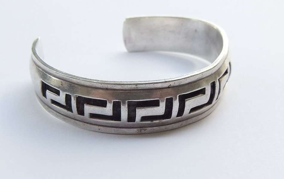 OH MY SOUL !! I`D WEAR IT !! A SOLID STERLING SILVER GREEK PATTERN CUFF BANGLE !! FULLY TESTED !!