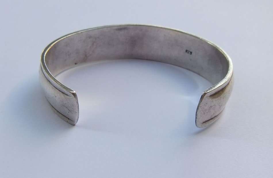 OH MY SOUL !! I`D WEAR IT !! A SOLID STERLING SILVER GREEK PATTERN CUFF BANGLE !! FULLY TESTED !!