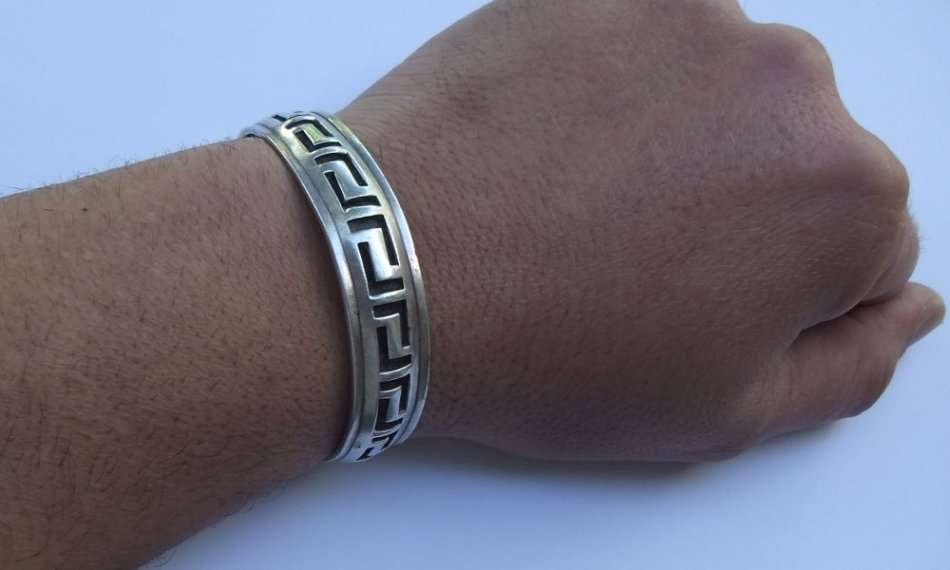 OH MY SOUL !! I`D WEAR IT !! A SOLID STERLING SILVER GREEK PATTERN CUFF BANGLE !! FULLY TESTED !!