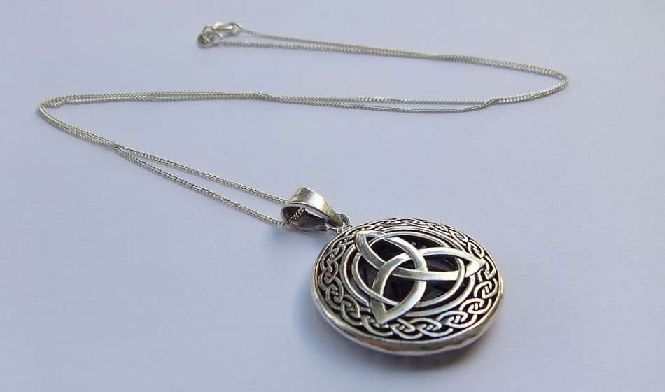 A "MAGICAL" STERLING SILVER CELTIC MOTIF PENDANT WITH A COMPLIMENTARY 50CM STERLING SILVER NECKLACE