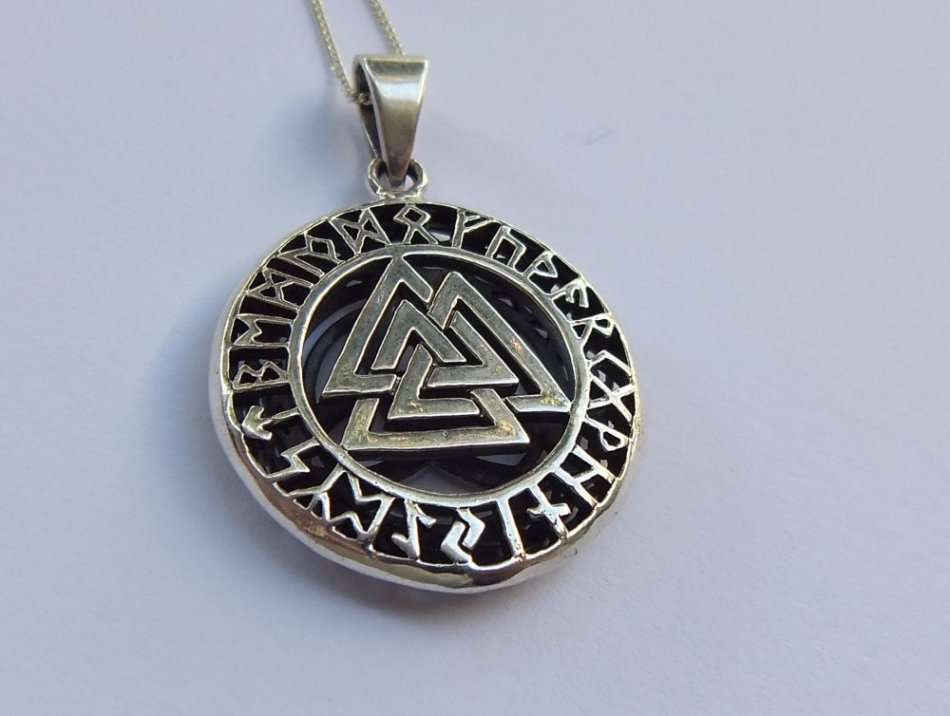 A "MAGICAL" STERLING SILVER CELTIC MOTIF PENDANT WITH A COMPLIMENTARY 50CM STERLING SILVER NECKLACE