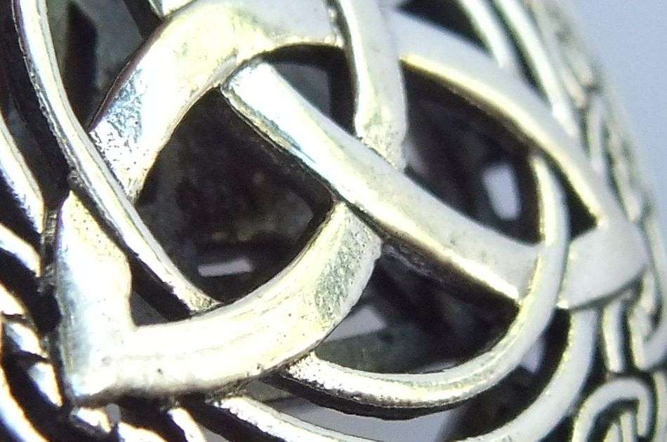 A "MAGICAL" STERLING SILVER CELTIC MOTIF PENDANT WITH A COMPLIMENTARY 50CM STERLING SILVER NECKLACE