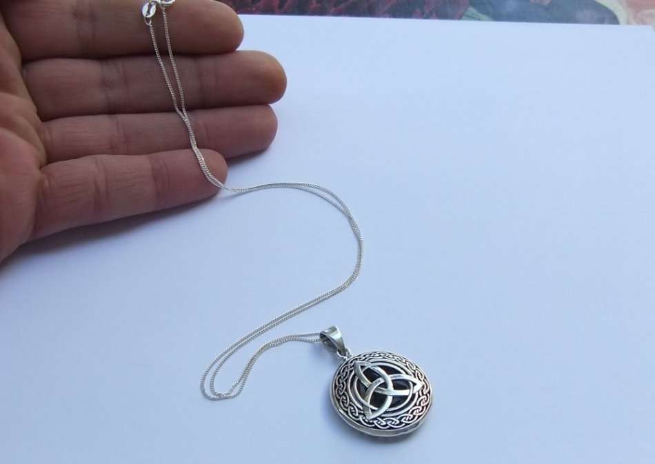 A "MAGICAL" STERLING SILVER CELTIC MOTIF PENDANT WITH A COMPLIMENTARY 50CM STERLING SILVER NECKLACE