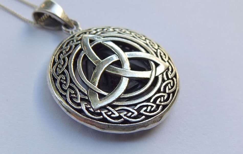 A "MAGICAL" STERLING SILVER CELTIC MOTIF PENDANT WITH A COMPLIMENTARY 50CM STERLING SILVER NECKLACE