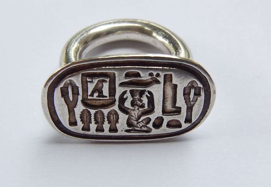 A HEAVY EXTREMELY SOLID STERLING SILVER HALLMARKED RING WITH EGYPTIAN THEME !! MUST SEE !! MUST HAVE
