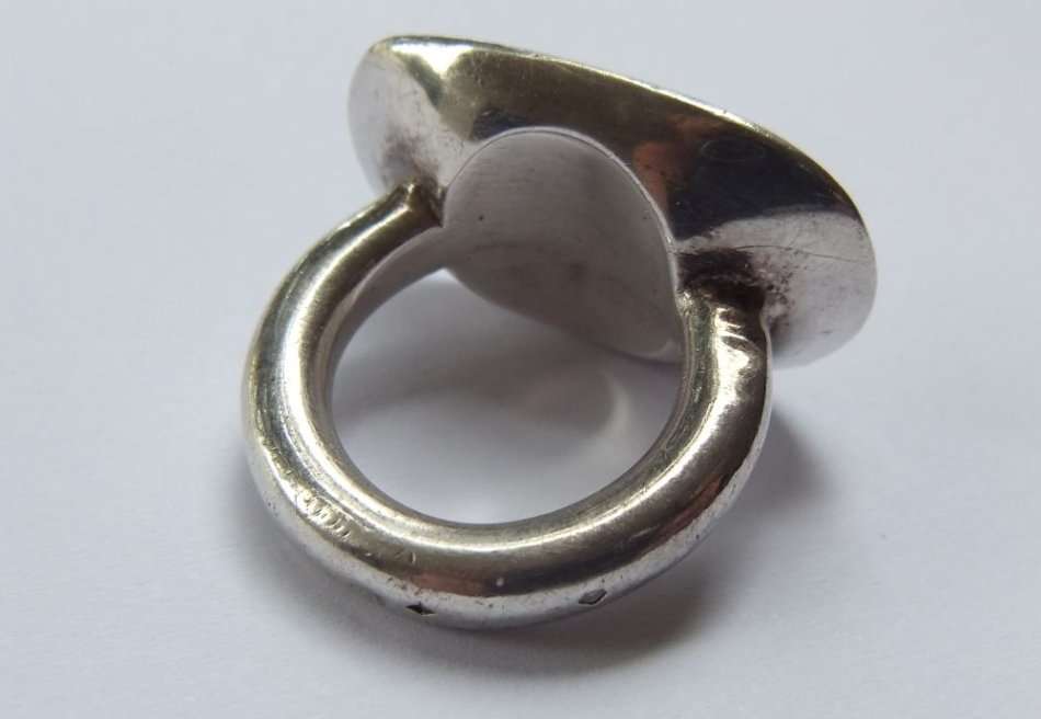 A HEAVY EXTREMELY SOLID STERLING SILVER HALLMARKED RING WITH EGYPTIAN THEME !! MUST SEE !! MUST HAVE