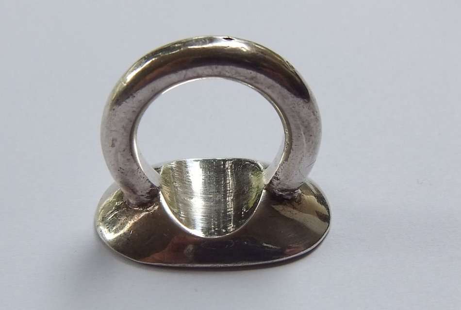A HEAVY EXTREMELY SOLID STERLING SILVER HALLMARKED RING WITH EGYPTIAN THEME !! MUST SEE !! MUST HAVE