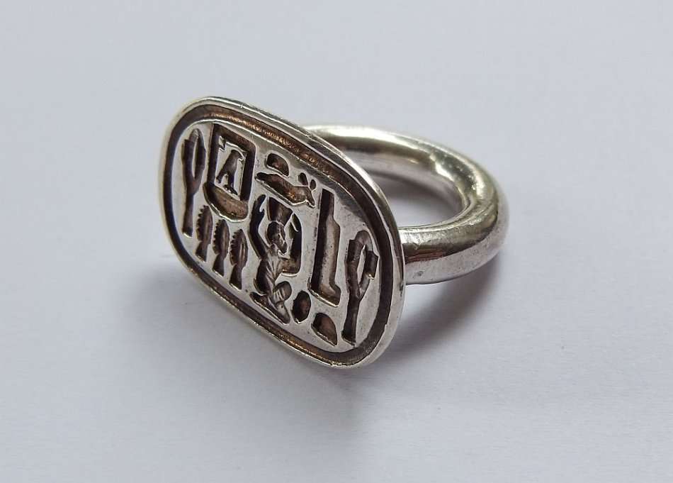 A HEAVY EXTREMELY SOLID STERLING SILVER HALLMARKED RING WITH EGYPTIAN THEME !! MUST SEE !! MUST HAVE