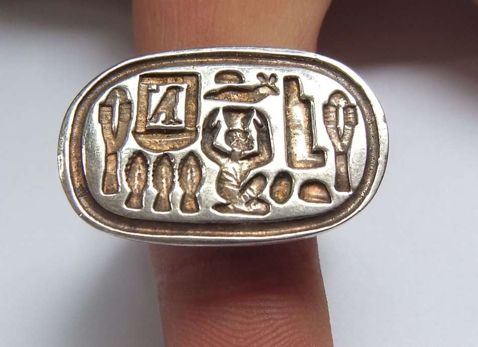 A HEAVY EXTREMELY SOLID STERLING SILVER HALLMARKED RING WITH EGYPTIAN THEME !! MUST SEE !! MUST HAVE