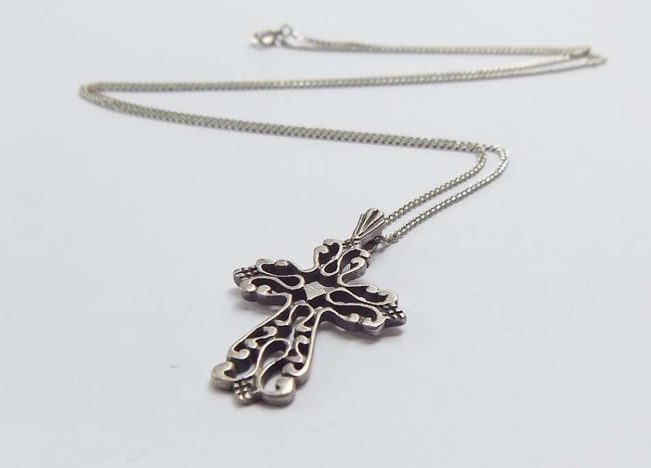 A HIGHLY DETAILED SOLID STERLING SILVER CROSS PENDANT WITH A STERLING SILVER NECKLACE !!