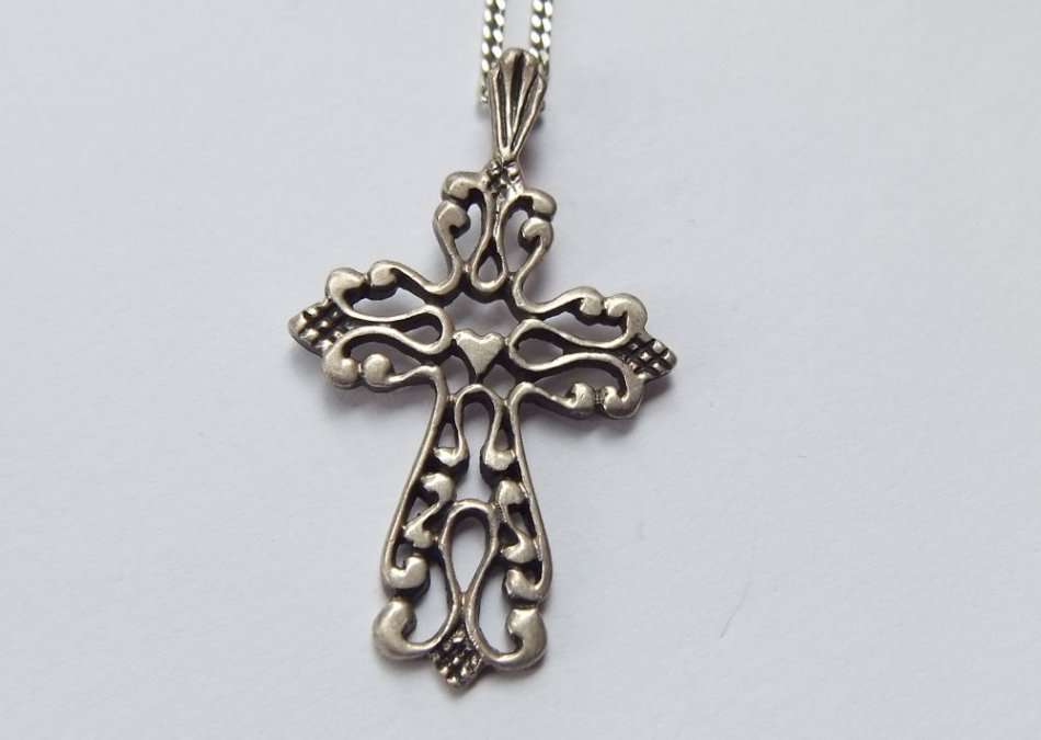 A HIGHLY DETAILED SOLID STERLING SILVER CROSS PENDANT WITH A STERLING SILVER NECKLACE !!