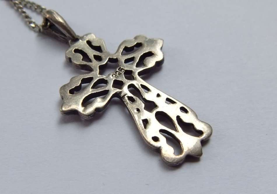 A HIGHLY DETAILED SOLID STERLING SILVER CROSS PENDANT WITH A STERLING SILVER NECKLACE !!