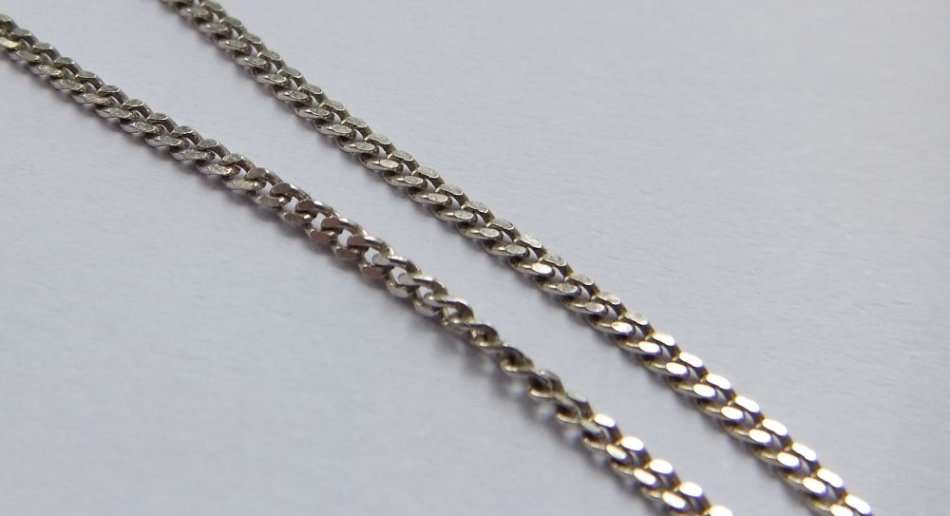 A HIGHLY DETAILED SOLID STERLING SILVER CROSS PENDANT WITH A STERLING SILVER NECKLACE !!