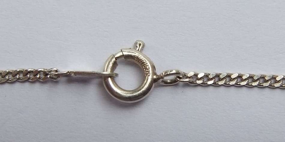 A HIGHLY DETAILED SOLID STERLING SILVER CROSS PENDANT WITH A STERLING SILVER NECKLACE !!