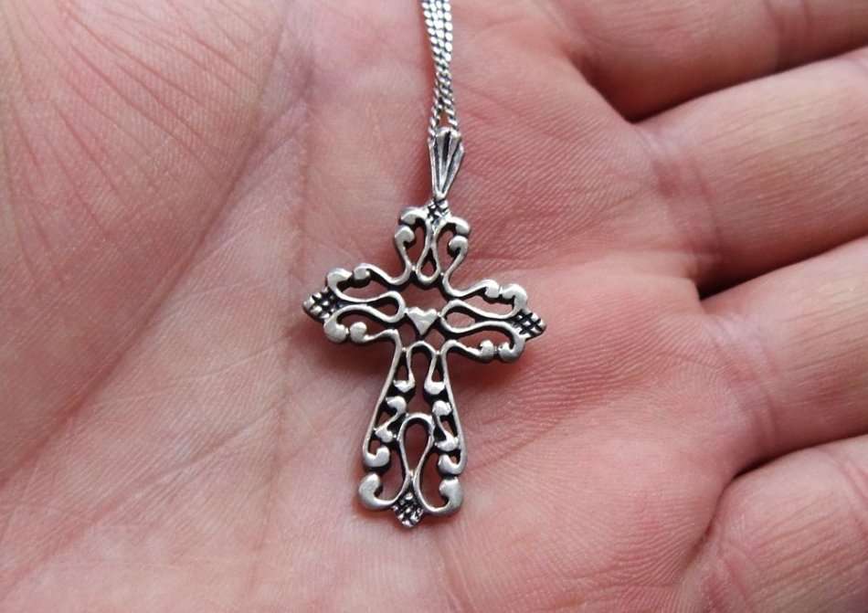 A HIGHLY DETAILED SOLID STERLING SILVER CROSS PENDANT WITH A STERLING SILVER NECKLACE !!