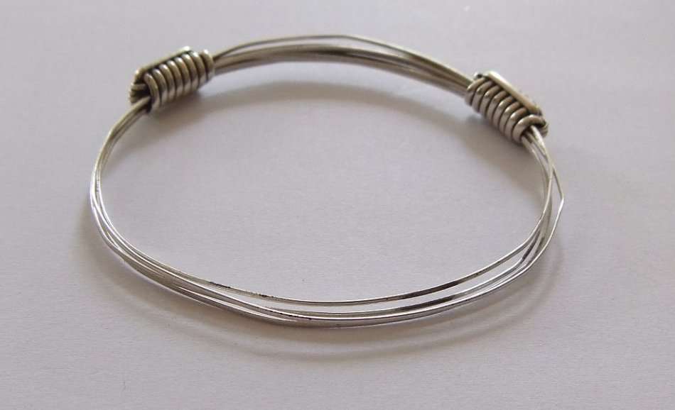 AN INTERESTING CLEVERLY MADE STERLING SILVER BANGLE - ADJUSTABLE SIZE - FULLY TESTED !!