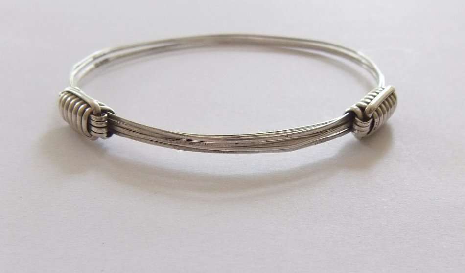 AN INTERESTING CLEVERLY MADE STERLING SILVER BANGLE - ADJUSTABLE SIZE - FULLY TESTED !!