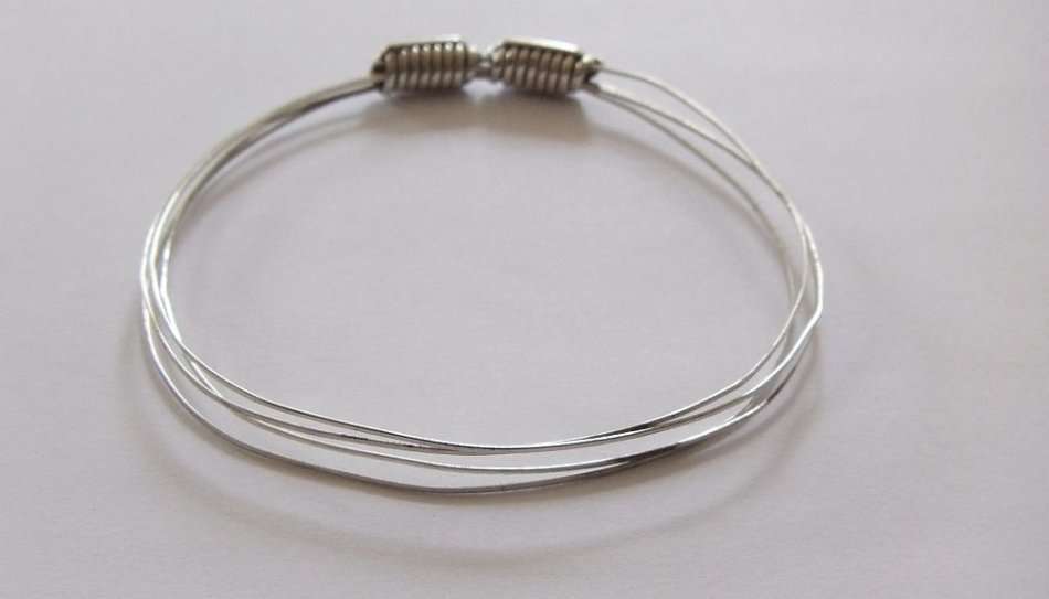 AN INTERESTING CLEVERLY MADE STERLING SILVER BANGLE - ADJUSTABLE SIZE - FULLY TESTED !!