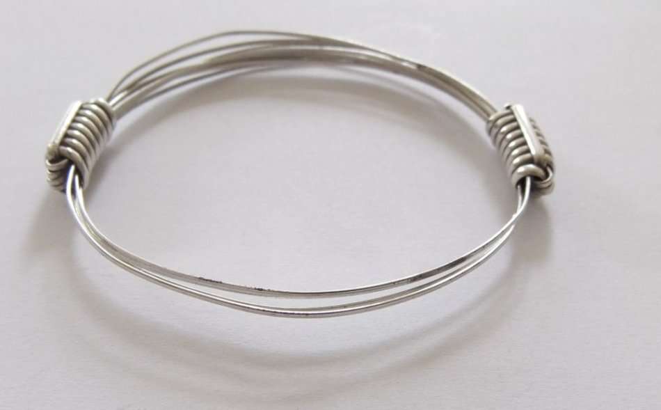 AN INTERESTING CLEVERLY MADE STERLING SILVER BANGLE - ADJUSTABLE SIZE - FULLY TESTED !!