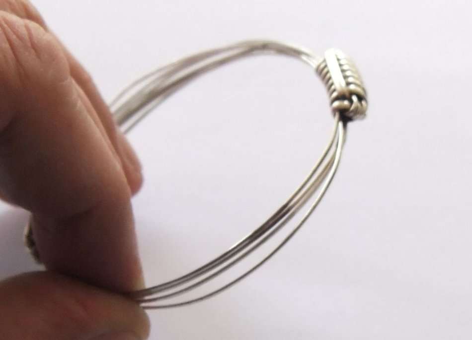 AN INTERESTING CLEVERLY MADE STERLING SILVER BANGLE - ADJUSTABLE SIZE - FULLY TESTED !!