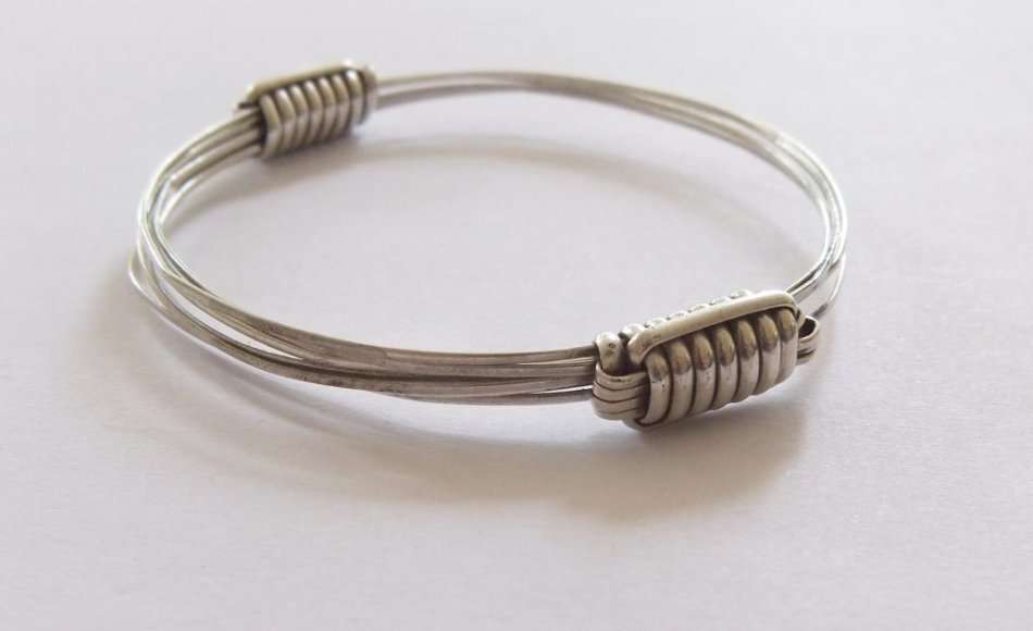 AN INTERESTING CLEVERLY MADE STERLING SILVER BANGLE - ADJUSTABLE SIZE - FULLY TESTED !!