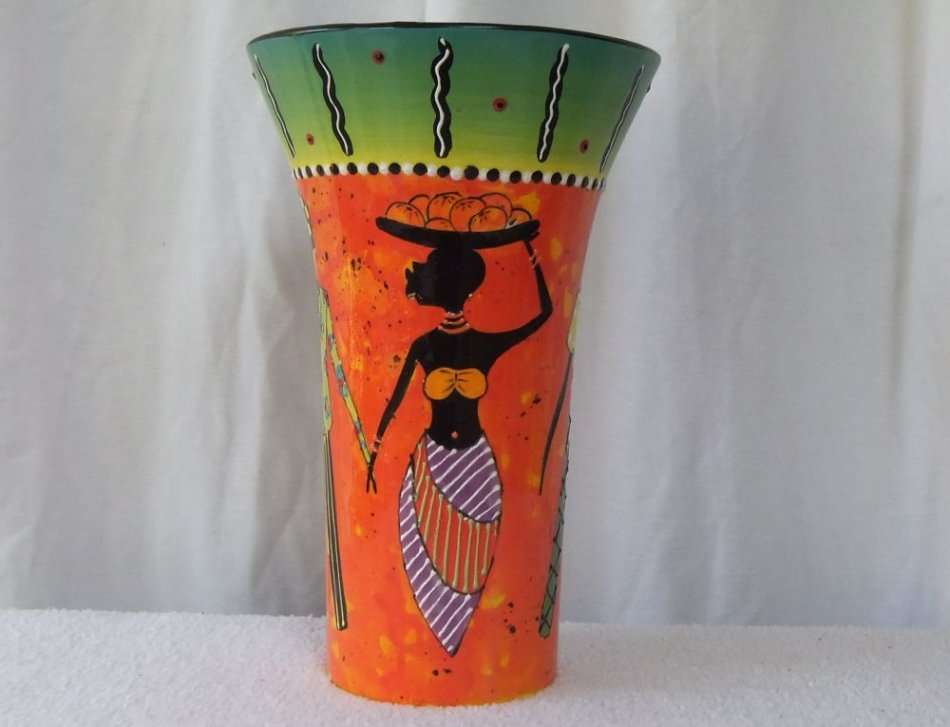 AN OUTSTANDING BEAUTIFULLY HAND PAINTED SIGNED TALL AFRICAN THEME VASE !! VIBRANT COLOURS !! WOW !!