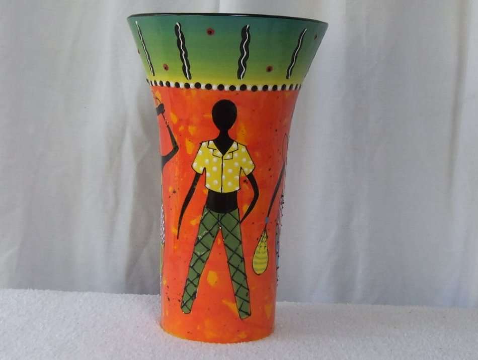 AN OUTSTANDING BEAUTIFULLY HAND PAINTED SIGNED TALL AFRICAN THEME VASE !! VIBRANT COLOURS !! WOW !!
