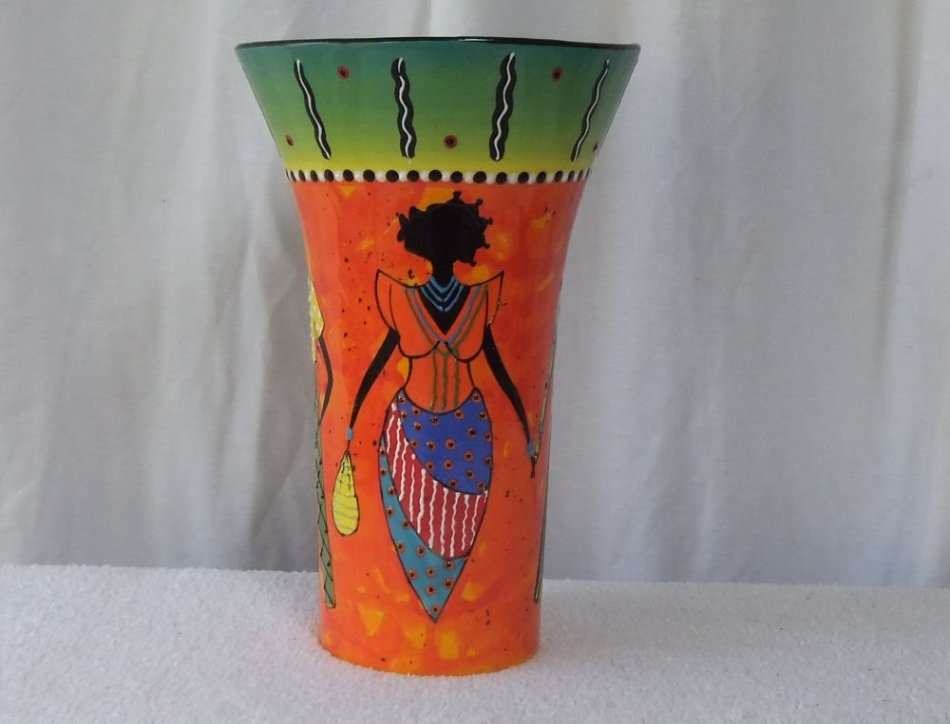 AN OUTSTANDING BEAUTIFULLY HAND PAINTED SIGNED TALL AFRICAN THEME VASE !! VIBRANT COLOURS !! WOW !!