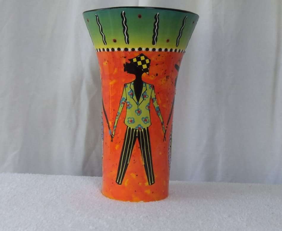 AN OUTSTANDING BEAUTIFULLY HAND PAINTED SIGNED TALL AFRICAN THEME VASE !! VIBRANT COLOURS !! WOW !!