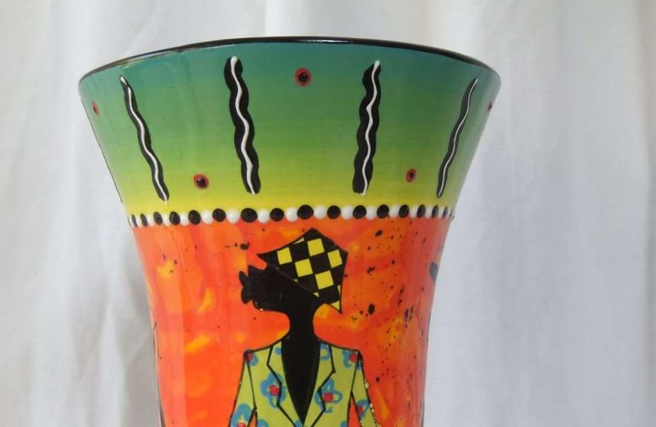 AN OUTSTANDING BEAUTIFULLY HAND PAINTED SIGNED TALL AFRICAN THEME VASE !! VIBRANT COLOURS !! WOW !!