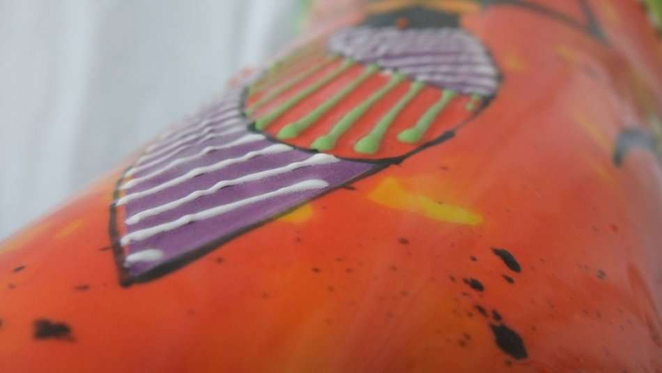 AN OUTSTANDING BEAUTIFULLY HAND PAINTED SIGNED TALL AFRICAN THEME VASE !! VIBRANT COLOURS !! WOW !!