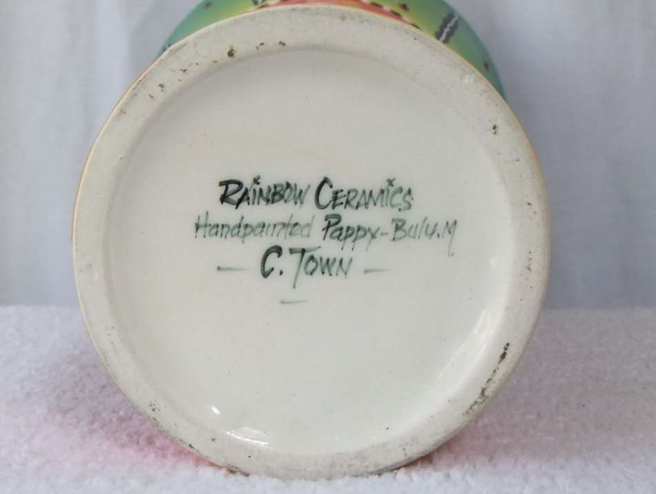 AN OUTSTANDING BEAUTIFULLY HAND PAINTED SIGNED TALL AFRICAN THEME VASE !! VIBRANT COLOURS !! WOW !!