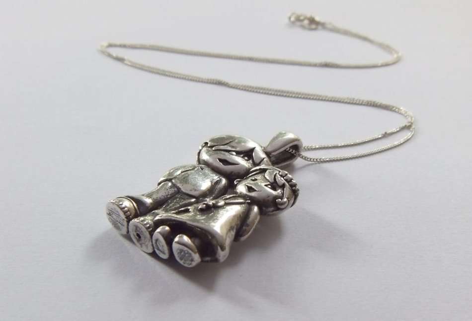 AN EXTREMELY ADORABLE BOY & GIRL BIG HOLLOW STERLING SILVER PENDANT WITH A STERLING SILVER NECKLACE