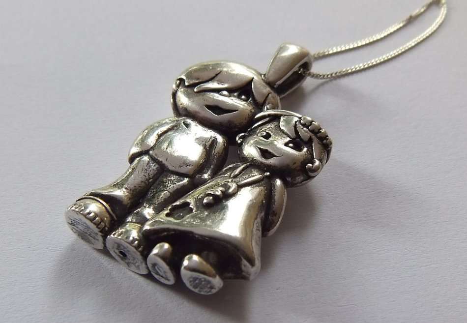 AN EXTREMELY ADORABLE BOY & GIRL BIG HOLLOW STERLING SILVER PENDANT WITH A STERLING SILVER NECKLACE